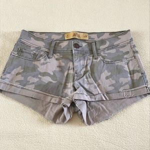 Hollister camo shorts 26 woman's